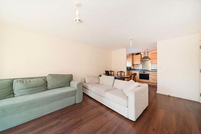 2 Bedroom Flat To Rent In Lankaster Gardens, London, N2