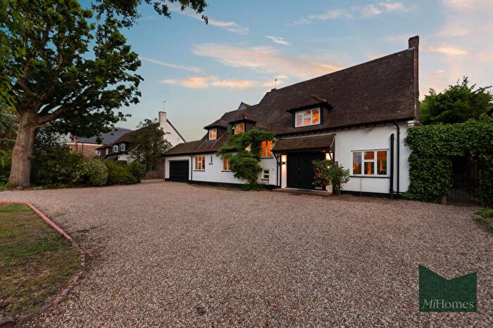 5 Bedroom Detached House For Sale In Camlet Way, Barnet, EN4