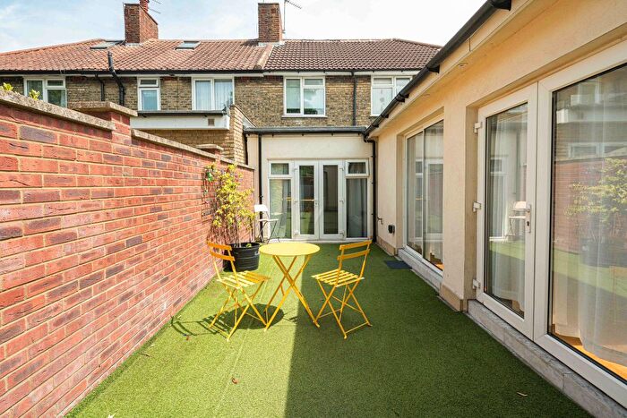 2 Bedroom Flat To Rent In Heathstan Road, London, W12