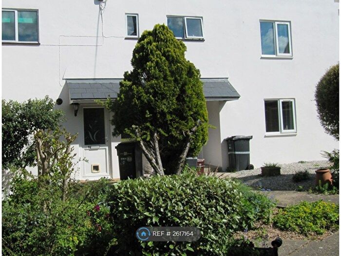 2 Bedroom Flat To Rent In Dairy Court, Crewkerne, TA18