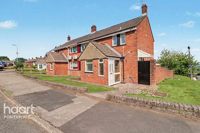 3 Bedroom Semi Detached House For Sale In Ashgrove Close, Pontypool, NP4