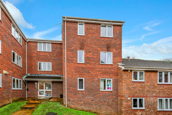 2 Bedroom Flat To Rent In Percy Gardens, : Bed Bath Furn, KT4