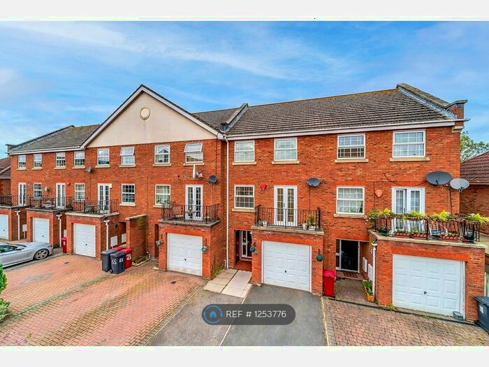 4 Bedroom Terraced House To Rent In Blunden Drive, Slough SL3