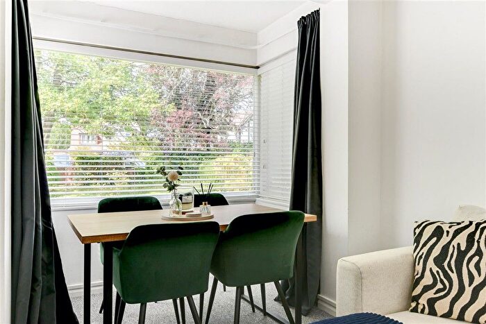 1 Bedroom Flat For Sale In West Avenue, Worthing, West Sussex, BN11