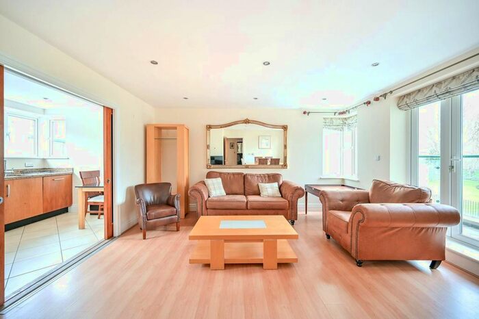 3 Bedroom Flat To Rent In Strand Drive, Kew, Richmond, TW9