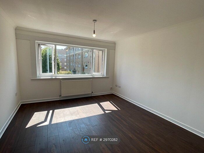 3 Bedroom Flat To Rent In Chapel St, Airdrie, ML6