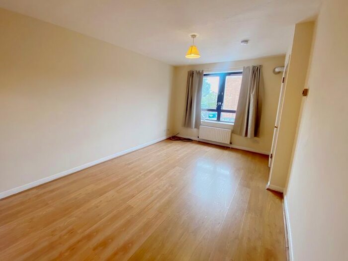 1 Bedroom Flat To Rent In Grove Road West, Enfield, EN3