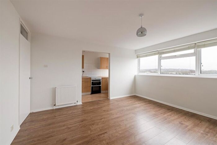 1 Bedroom Flat For Sale In Lynwood Close, South Woodford, E18