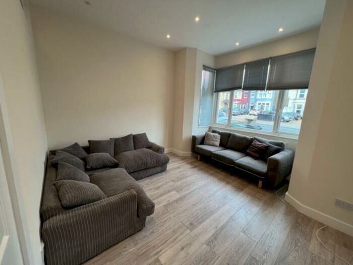 3 Bedroom Apartment To Rent In Green Lanes, London, N8