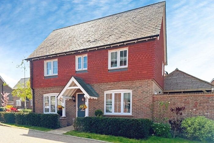 3 Bedroom Detached House For Sale In Deepford Crescent, Hook, Hampshire, RG27