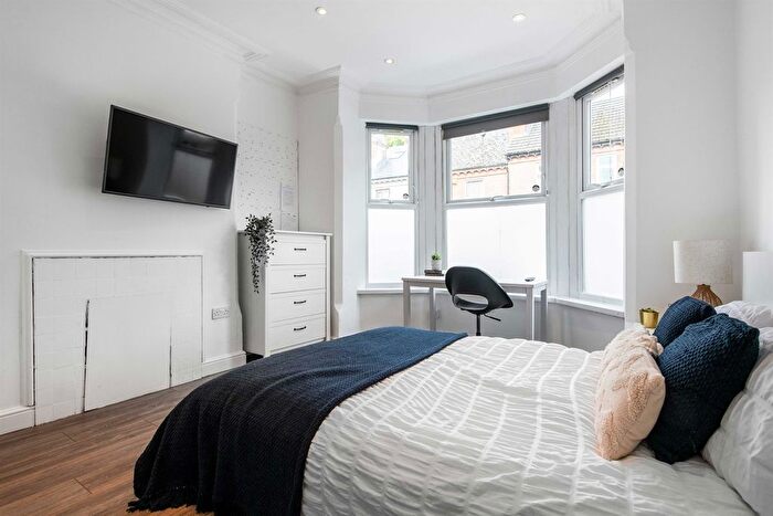 6 Bedroom Semi Detached House To Rent In Derby Grove, NG7