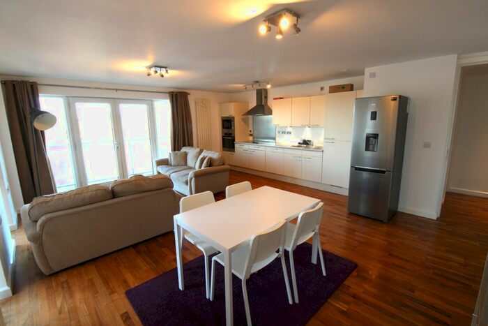 2 Bedroom Flat To Rent In Longfield Centre, Prestwich, M25