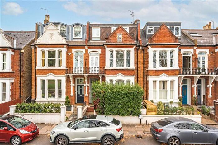 3 Bedroom Flat To Rent In Rocks Lane, London, SW13