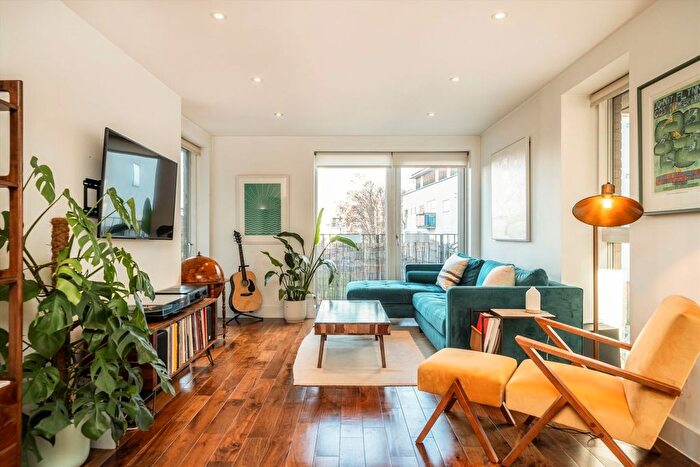 2 Bedroom Flat For Sale In De Beauvoir Crescent, De Beauvoir, N1