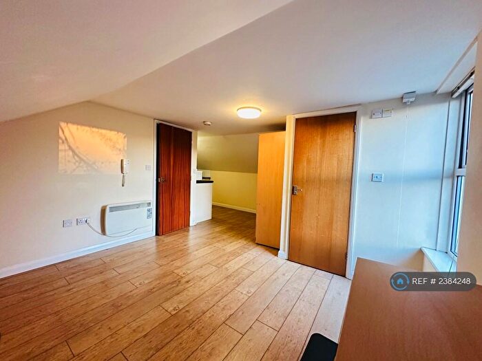 Studio To Rent In Eastern Road, London, RM1
