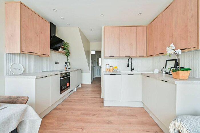 3 Bedroom Flat To Rent In Wollaston Close, Elephant And Castle, London, SE1