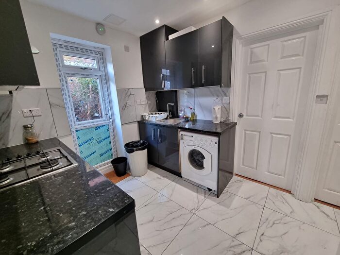 Studio To Rent In Birchway, Hayes, London, UB3