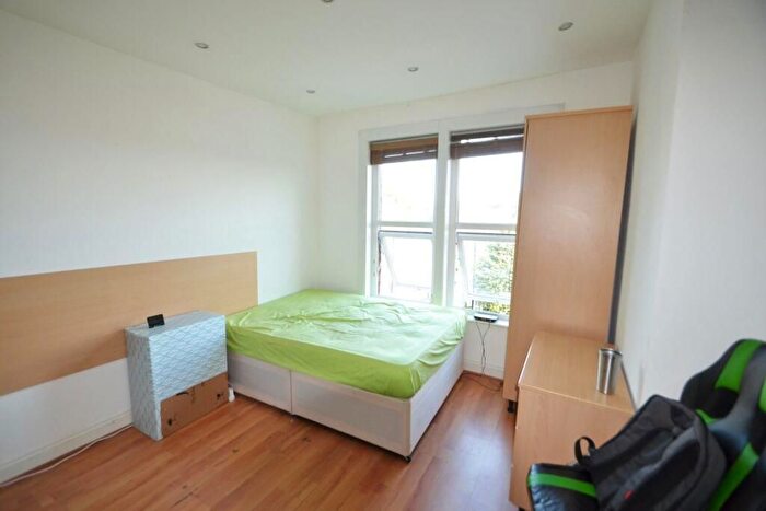 Studio To Rent In Ballards Lane, London, N3
