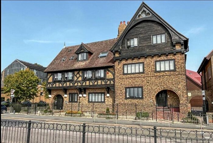 1 Bedroom Flat To Rent In High Street, Bushey, Hertfordshire, WD23