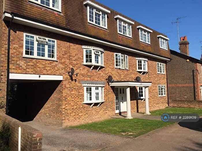 2 Bedroom Flat To Rent In Forest Court, Loughton, IG10