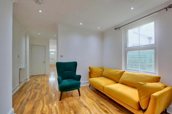 2 Bedroom Maisonette To Rent In Kingston Road, London, SW20