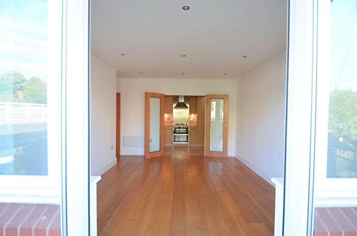 2 Bedroom Flat To Rent In High Street, Brentford, TW8