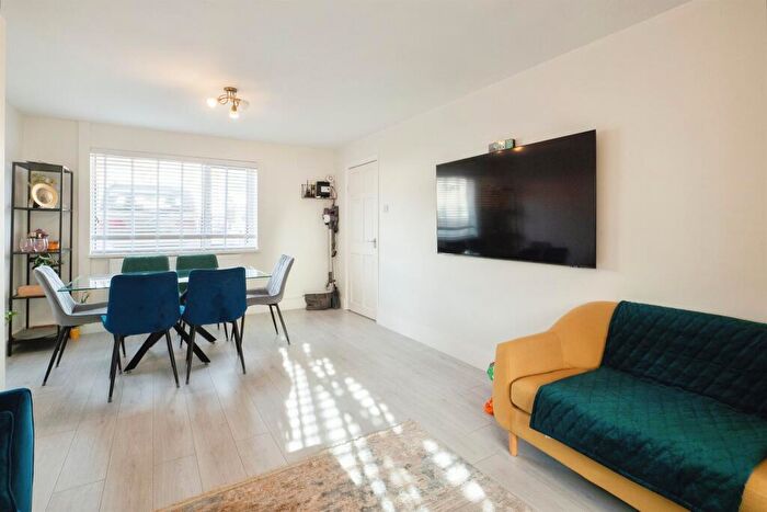 3 Bedroom Terraced House For Sale In Thurncourt Road, Leicester, LE5