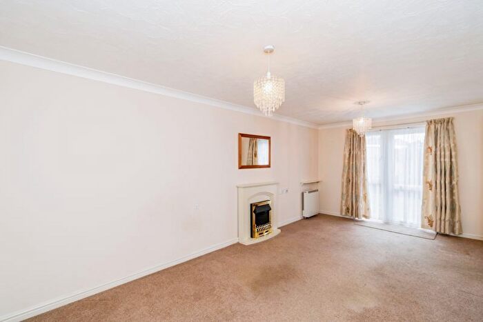 1 Bedroom Flat For Sale In Oakley Court, Southampton, SO16