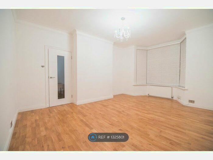 3 Bedroom Flat To Rent In Greystoke Court, London, W5