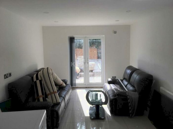 6 Bedroom House To Rent In Flora Street, Cathays, Cardiff, CF24