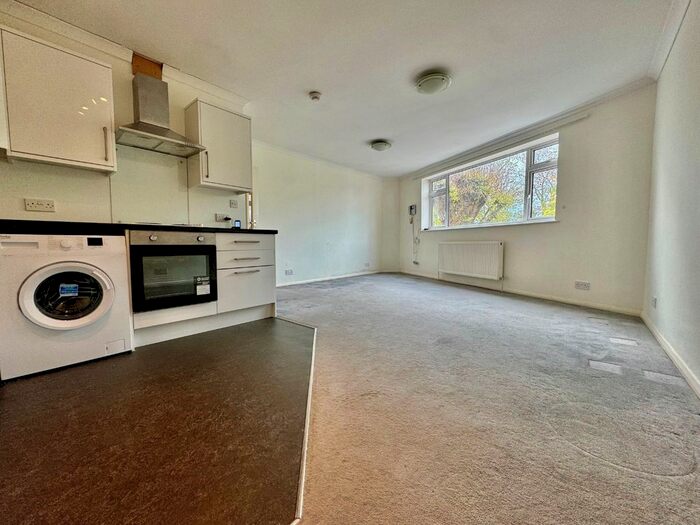 1 Bedroom Flat To Rent In Station Approach, Shepperton, TW17