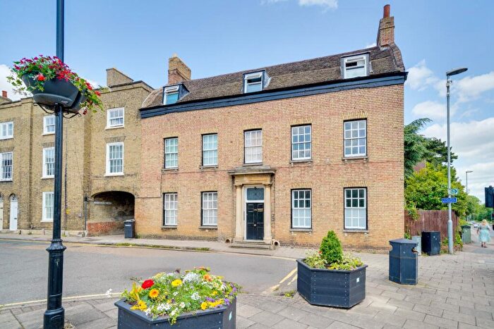 1 Bedroom Flat For Sale In High Street, Huntingdon, Cambridgeshire, PE29