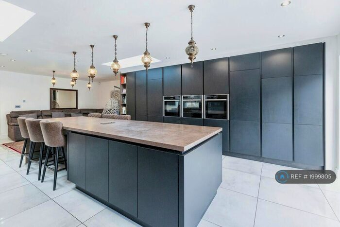 5 Bedroom Semi-Detached House To Rent In Little Sutton Lane, Langley, SL3