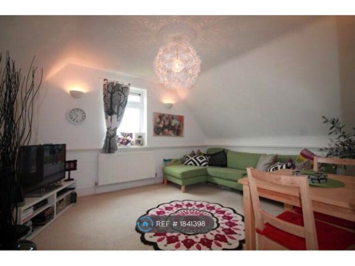 2 Bedroom Flat To Rent In Hamilton Road, London, W5
