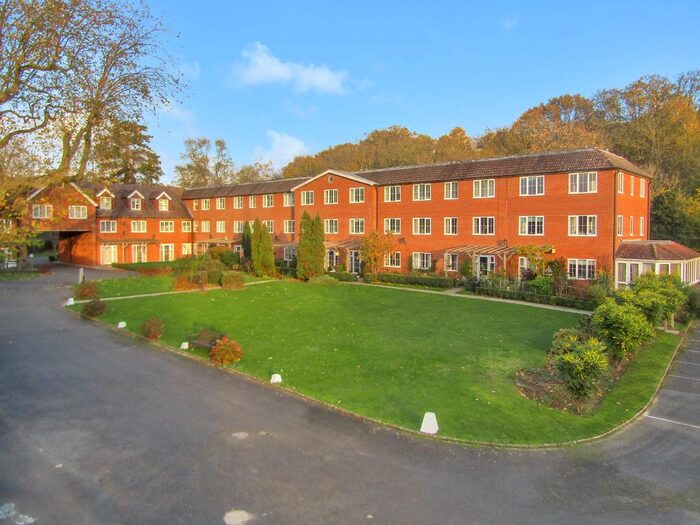 2 Bedroom Flat For Sale In Chapel Road, Hothfield, TN25