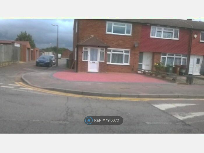 3 Bedroom End Of Terrace House To Rent In Berwick Road, Welling, DA16