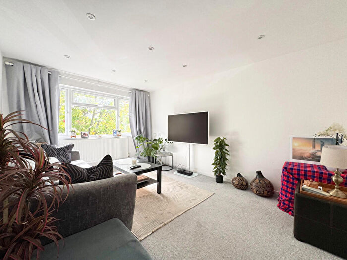 2 Bedroom Flat For Sale In Grymsdyke Road, Wigginton, HP23