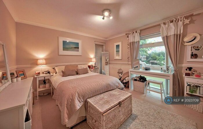 2 Bedroom Flat To Rent In Grosvenor Drive, Maidenhead, SL6