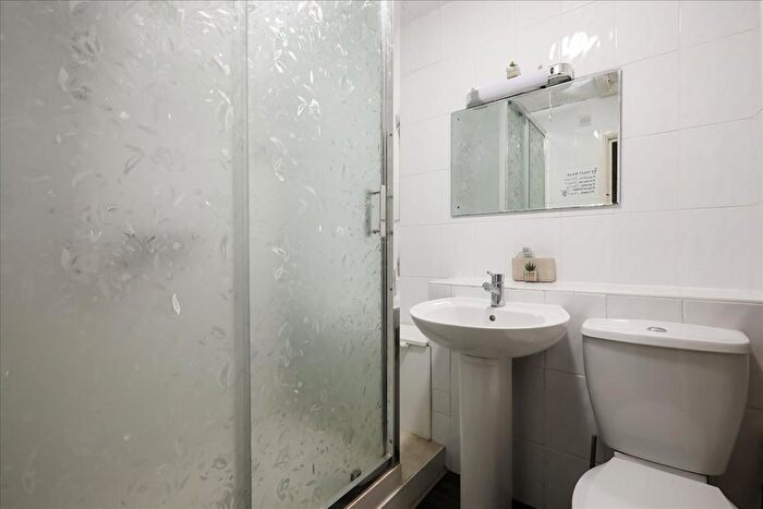 1 Bedroom Flat To Rent In Godolphin Place, Acton, W3