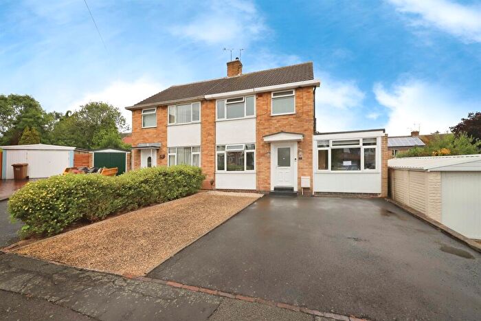 3 Bedroom Semi-Detached House For Sale In Hawthorn Grove, Kidderminster, DY11