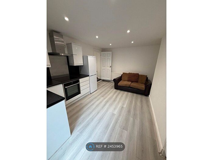 2 Bedroom Flat To Rent In Grove Lane, Leeds, LS6