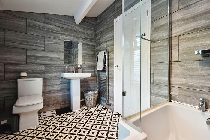 3 Bedroom End Of Terrace House For Sale In Aberdare Road, Mountain Ash, CF45