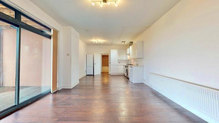 3 Bedroom Flat To Rent In Ballards Lane, London, N12