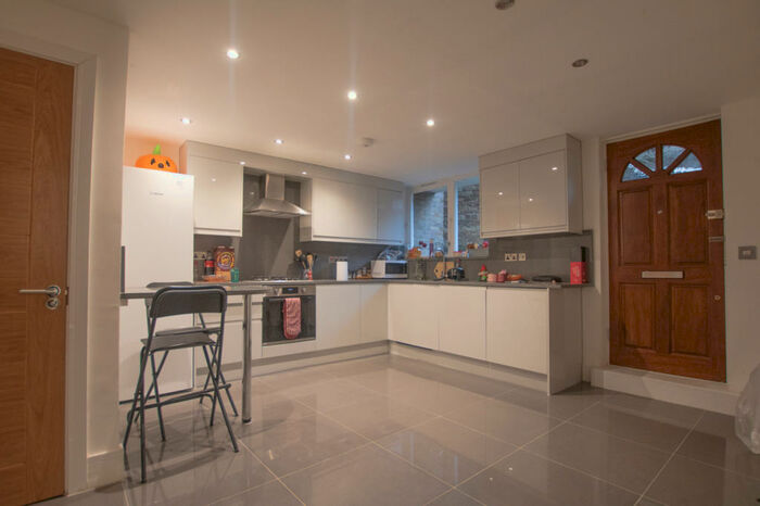 3 Bedroom Apartment To Rent In Thomas More Street, E1W
