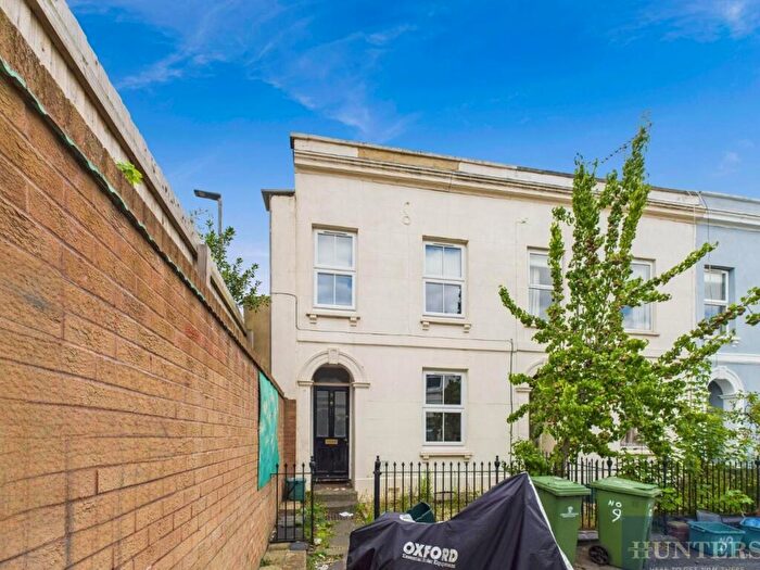 3 Bedroom Private Hall To Rent In St. Pauls Parade, Cheltenham, GL50