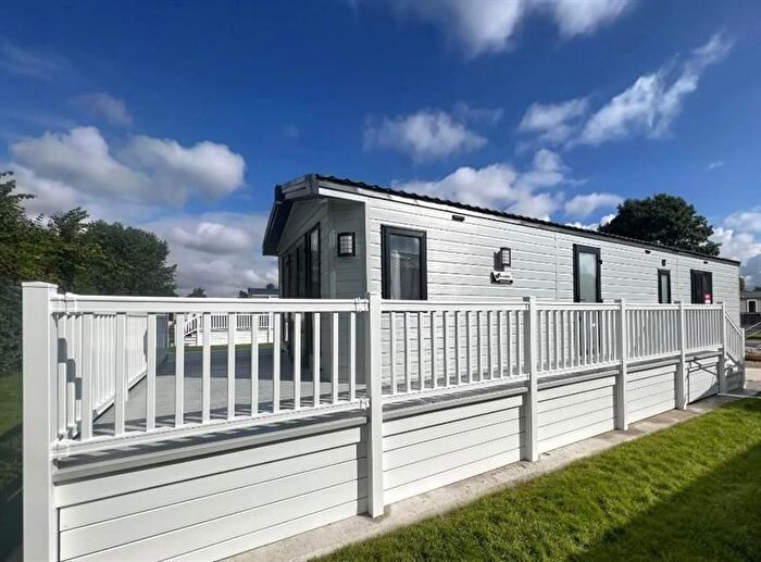 2 Bedroom Mobile/park Home For Sale In Hutton Sessay, Thirsk, YO7