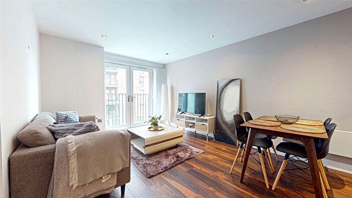 2 Bedroom Flat For Sale In Wilburn Basin, Salford, Manchester, M5