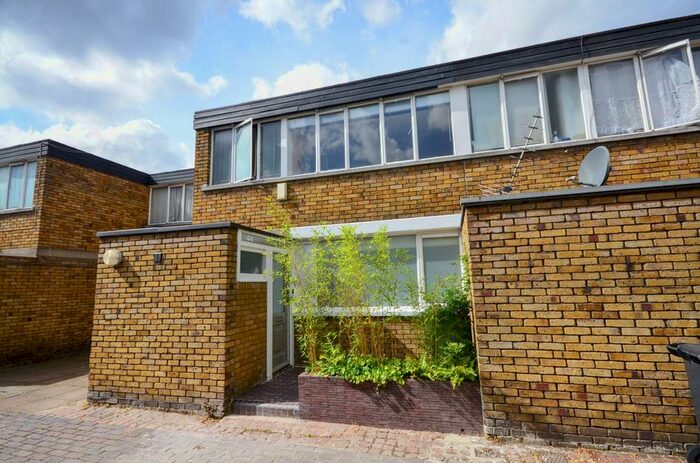 4 Bedroom Property To Rent In Ebbisham Drive, Vauxhall, London, SW8