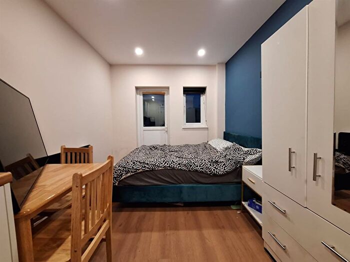 Studio To Rent In Brent Road, Southall, UB2
