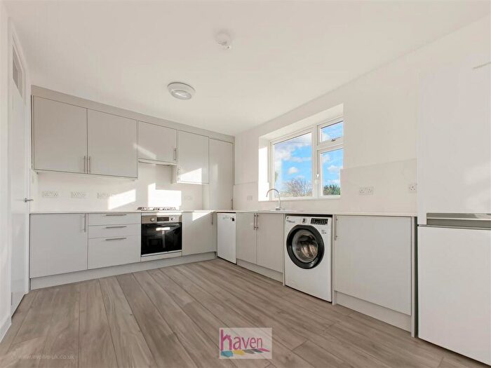 3 Bedroom House To Rent In Crescent Way, London, N12